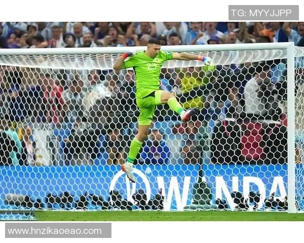 足球巨星化身守门员铁壁展现巅峰扑救瞬间震撼全场
