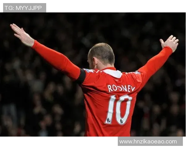 足球球星独特背影走路瞬间展现个人魅力与独特风采